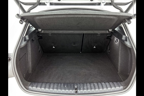 BMW 1-serie 120i Business Edition Plus(Carplay, Camera, Elektrische Stoelen, Head-up, SfeerV, StoelV, PDC V+A, Etc)