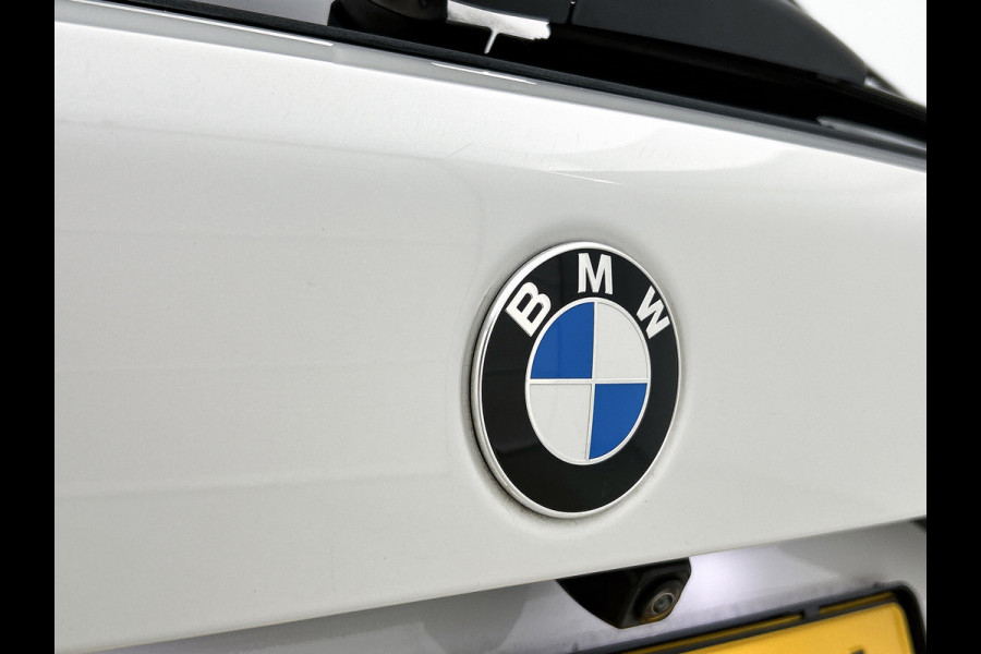 BMW 1-serie 120i Business Edition Plus(Carplay, Camera, Elektrische Stoelen, Head-up, SfeerV, StoelV, PDC V+A, Etc)