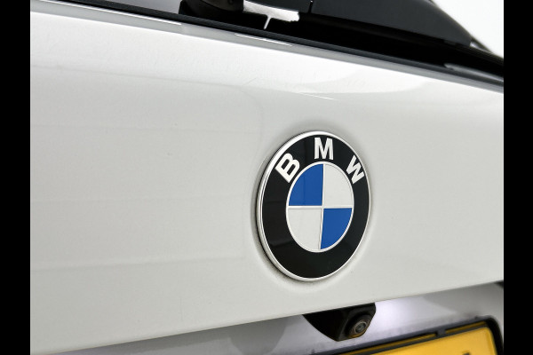BMW 1-serie 120i Business Edition Plus(Carplay, Camera, Elektrische Stoelen, Head-up, SfeerV, StoelV, PDC V+A, Etc)