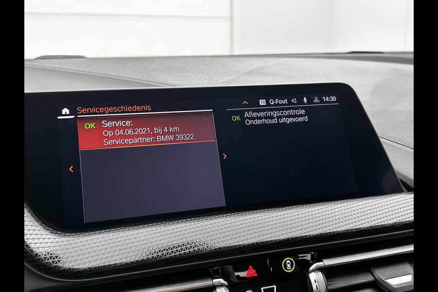 BMW 1-serie 120i Business Edition Plus(Carplay, Camera, Elektrische Stoelen, Head-up, SfeerV, StoelV, PDC V+A, Etc)