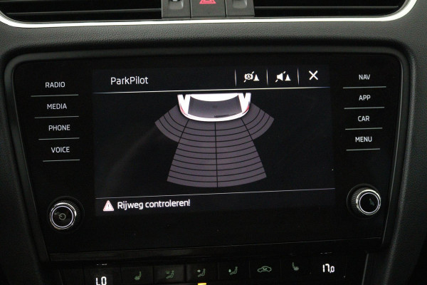 Škoda Octavia Combi 1.5 TSI Greentech Business Edition (STOELVERWARMING, AUTOMAAT, CRUISE CONTROL, PARKEERSENSOREN, CARPLAY NAVI)