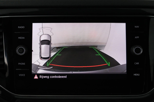Volkswagen T-Roc 1.5 TSI Sport (TREKHAAK, DIGITALE COCKPIT, STOELVERWARMING, AUTOMAAT, ACHTERUITRIJCAMERA, SFEERVERLICHTING)