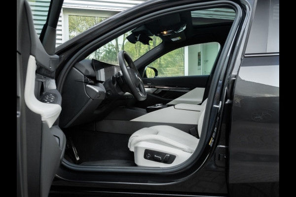 BMW i5 Touring eDrive40 M-Sport Pro - Onderstel Prof - Pano - Trekhaak - Driving Ass Prof
