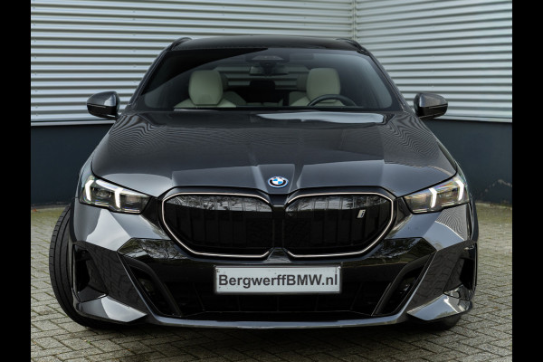 BMW i5 Touring eDrive40 M-Sport Pro - Onderstel Prof - Pano - Trekhaak - Driving Ass Prof