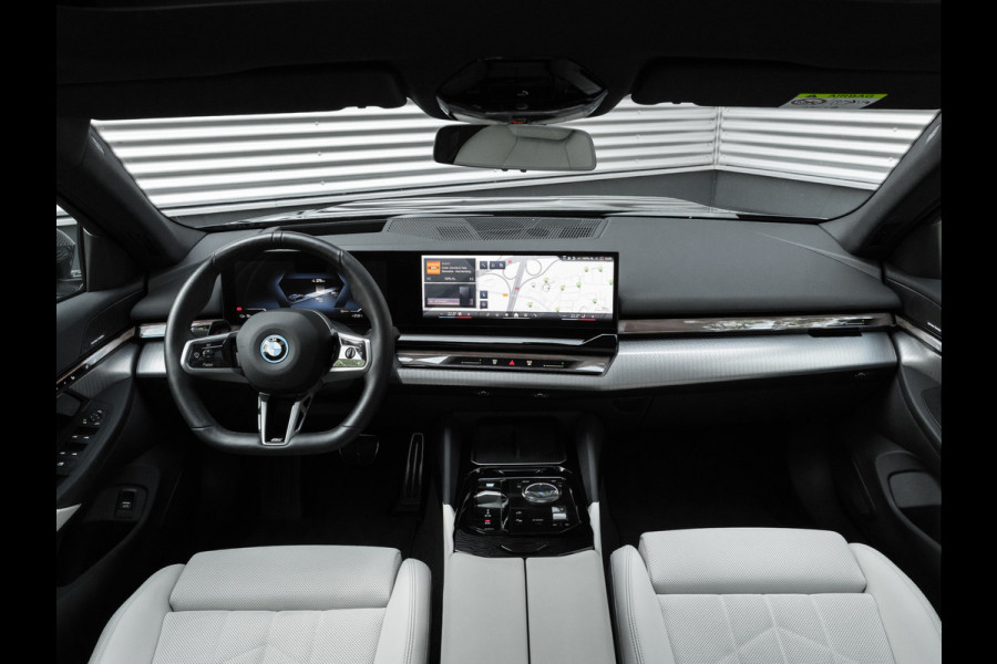 BMW i5 Touring eDrive40 M-Sport Pro - Onderstel Prof - Pano - Trekhaak - Driving Ass Prof