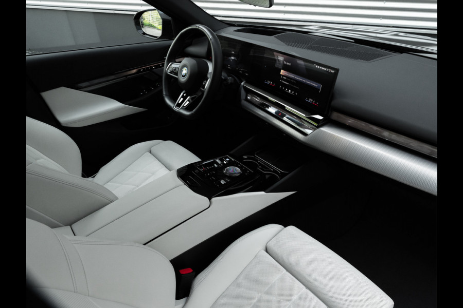 BMW i5 Touring eDrive40 M-Sport Pro - Onderstel Prof - Pano - Trekhaak - Driving Ass Prof