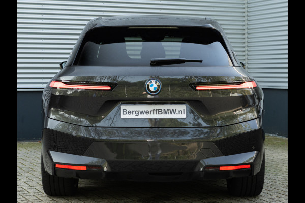 BMW iX xDrive40 - Sportpakket - Pano - Trekhaak - Soft Close - Driving Ass Prof - Lasers