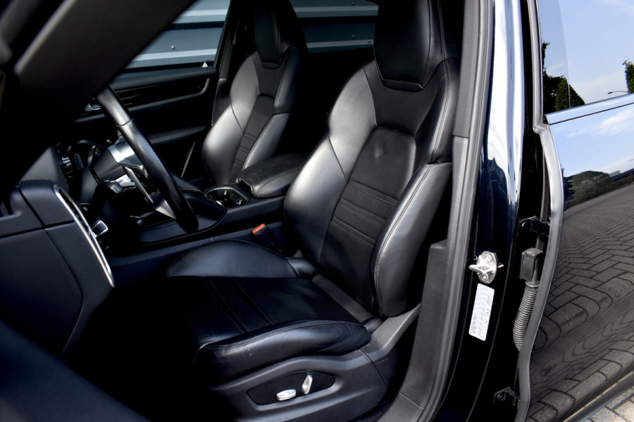Porsche Cayenne Coupé 3.0 E-Hybrid 462pk | Panoramadak | Sport Chrono | 360 Camera | 21'' Velgen | Luchtvering | Stuurverwarming |  Stoel + Achterbankverwarming | LED Achterlichten donker |