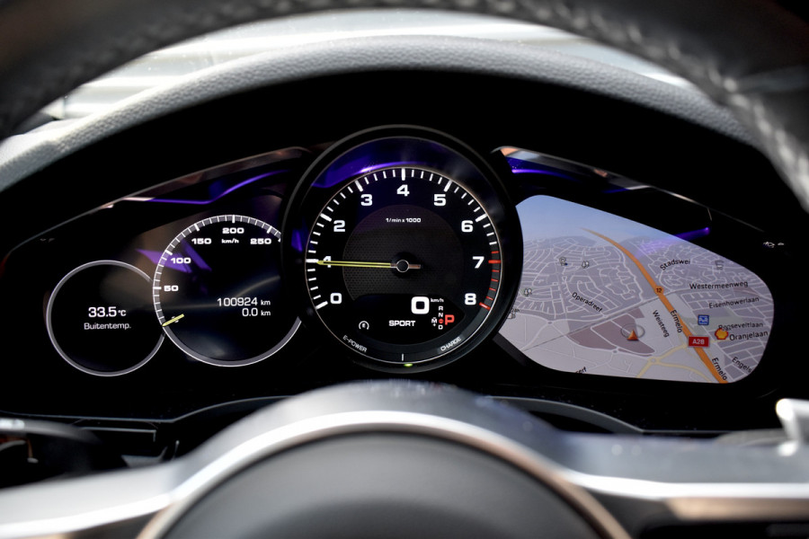 Porsche Cayenne Coupé 3.0 E-Hybrid 462pk | Panoramadak | Sport Chrono | 360 Camera | 21'' Velgen | Luchtvering | Stuurverwarming |  Stoel + Achterbankverwarming | LED Achterlichten donker |