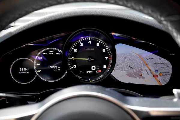 Porsche Cayenne Coupé 3.0 E-Hybrid 462pk | Panoramadak | Sport Chrono | 360 Camera | 21'' Velgen | Luchtvering | Stuurverwarming |  Stoel + Achterbankverwarming | LED Achterlichten donker |