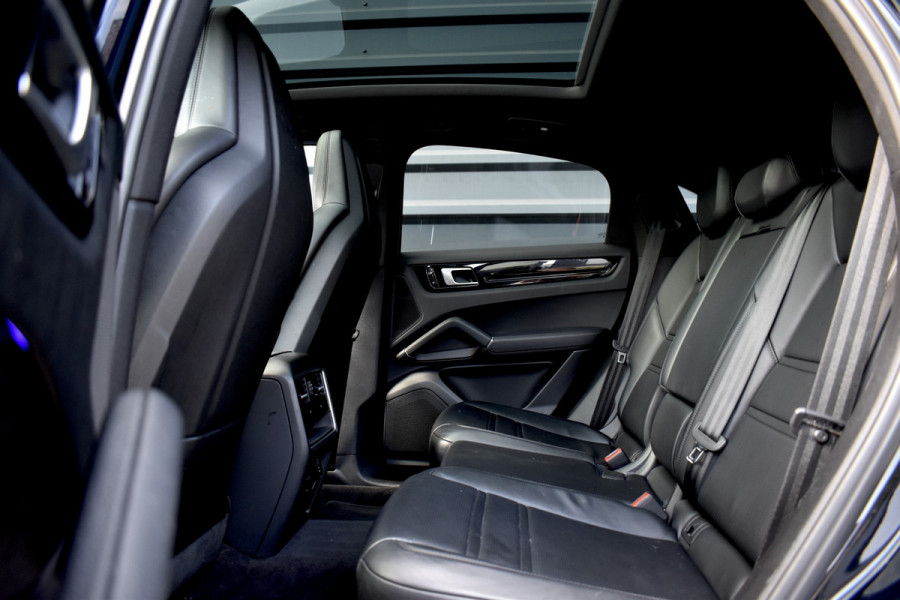Porsche Cayenne Coupé 3.0 E-Hybrid 462pk | Panoramadak | Sport Chrono | 360 Camera | 21'' Velgen | Luchtvering | Stuurverwarming |  Stoel + Achterbankverwarming | LED Achterlichten donker |