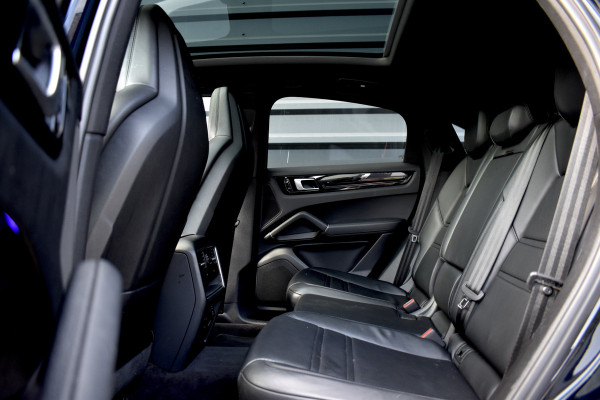 Porsche Cayenne Coupé 3.0 E-Hybrid 462pk | Panoramadak | Sport Chrono | 360 Camera | 21'' Velgen | Luchtvering | Stuurverwarming |  Stoel + Achterbankverwarming | LED Achterlichten donker |