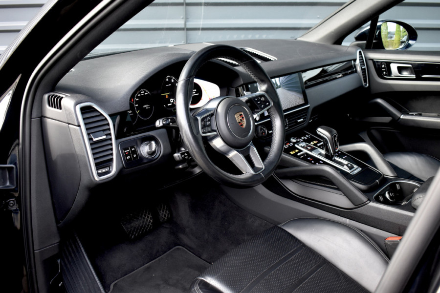 Porsche Cayenne Coupé 3.0 E-Hybrid 462pk | Panoramadak | Sport Chrono | 360 Camera | 21'' Velgen | Luchtvering | Stuurverwarming |  Stoel + Achterbankverwarming | LED Achterlichten donker |