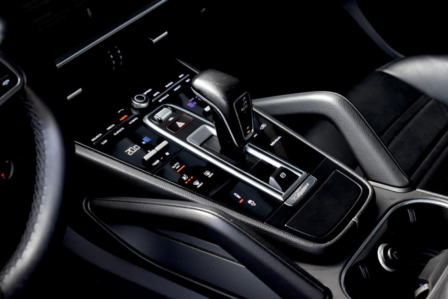 Porsche Cayenne Coupé 3.0 E-Hybrid 462pk | Panoramadak | Sport Chrono | 360 Camera | 21'' Velgen | Luchtvering | Stuurverwarming |  Stoel + Achterbankverwarming | LED Achterlichten donker |