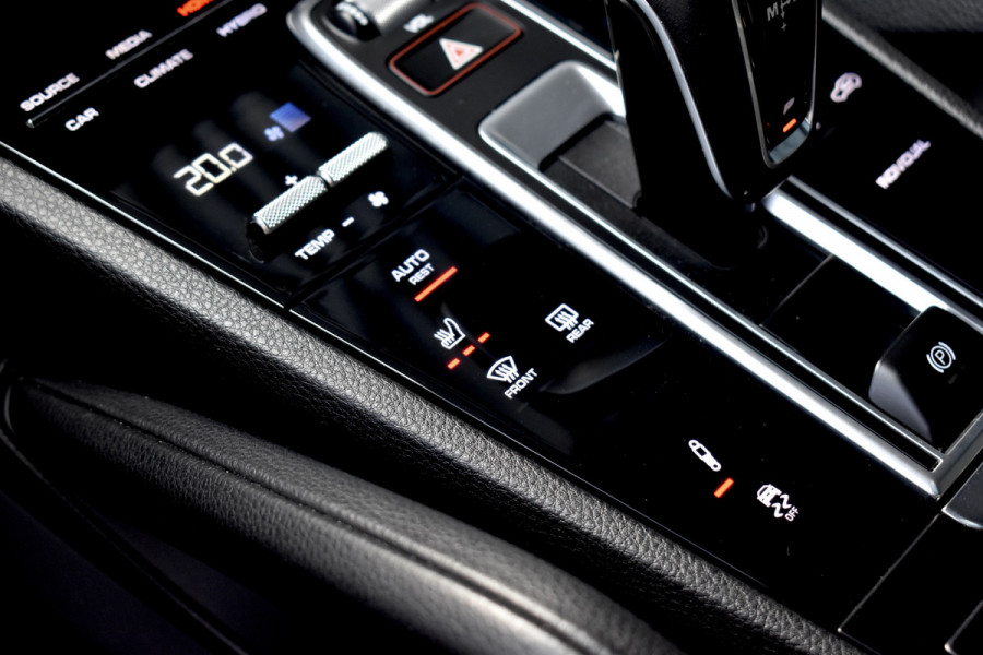 Porsche Cayenne Coupé 3.0 E-Hybrid 462pk | Panoramadak | Sport Chrono | 360 Camera | 21'' Velgen | Luchtvering | Stuurverwarming |  Stoel + Achterbankverwarming | LED Achterlichten donker |