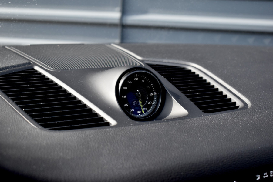 Porsche Cayenne Coupé 3.0 E-Hybrid 462pk | Panoramadak | Sport Chrono | 360 Camera | 21'' Velgen | Luchtvering | Stuurverwarming |  Stoel + Achterbankverwarming | LED Achterlichten donker |