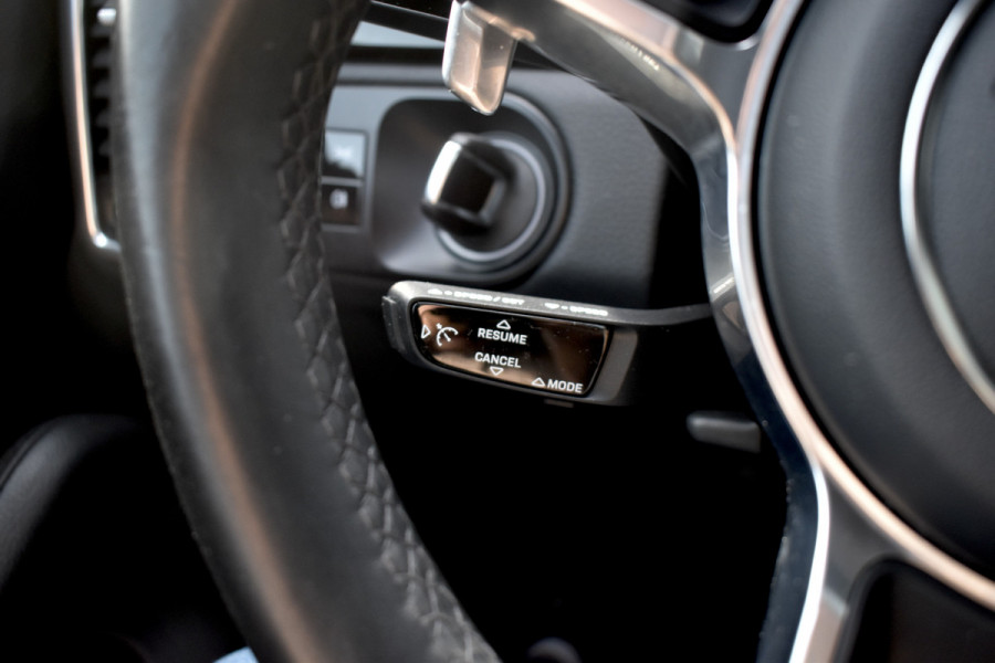 Porsche Cayenne Coupé 3.0 E-Hybrid 462pk | Panoramadak | Sport Chrono | 360 Camera | 21'' Velgen | Luchtvering | Stuurverwarming |  Stoel + Achterbankverwarming | LED Achterlichten donker |