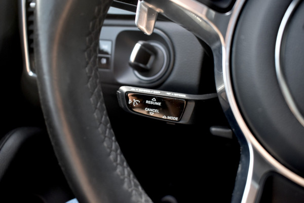Porsche Cayenne Coupé 3.0 E-Hybrid 462pk | Panoramadak | Sport Chrono | 360 Camera | 21'' Velgen | Luchtvering | Stuurverwarming |  Stoel + Achterbankverwarming | LED Achterlichten donker |