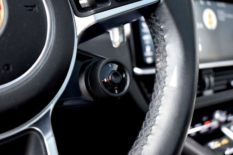 Porsche Cayenne Coupé 3.0 E-Hybrid 462pk | Panoramadak | Sport Chrono | 360 Camera | 21'' Velgen | Luchtvering | Stuurverwarming |  Stoel + Achterbankverwarming | LED Achterlichten donker |