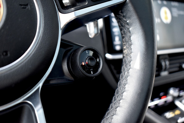 Porsche Cayenne Coupé 3.0 E-Hybrid 462pk | Panoramadak | Sport Chrono | 360 Camera | 21'' Velgen | Luchtvering | Stuurverwarming |  Stoel + Achterbankverwarming | LED Achterlichten donker |
