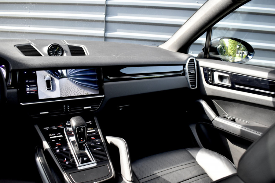 Porsche Cayenne Coupé 3.0 E-Hybrid 462pk | Panoramadak | Sport Chrono | 360 Camera | 21'' Velgen | Luchtvering | Stuurverwarming |  Stoel + Achterbankverwarming | LED Achterlichten donker |
