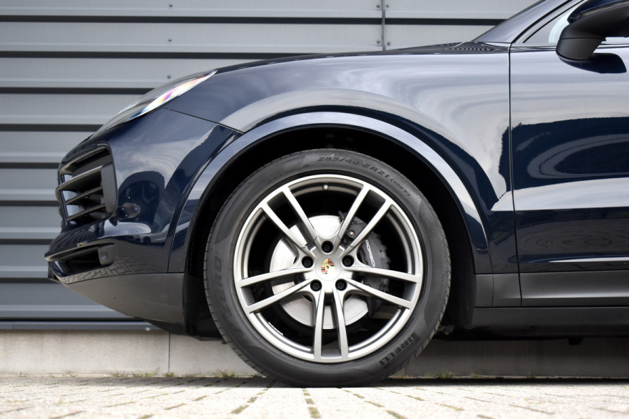 Porsche Cayenne Coupé 3.0 E-Hybrid 462pk | Panoramadak | Sport Chrono | 360 Camera | 21'' Velgen | Luchtvering | Stuurverwarming |  Stoel + Achterbankverwarming | LED Achterlichten donker |