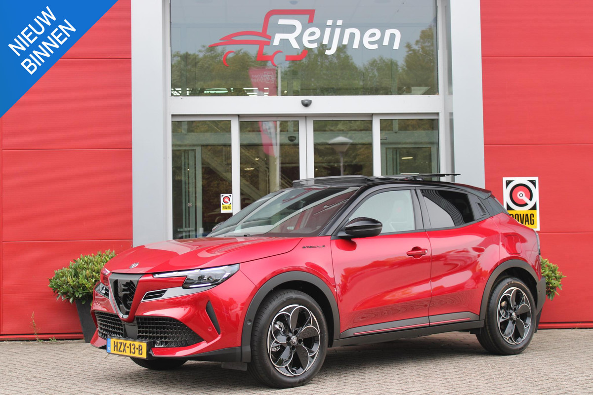Alfa Romeo junior 1.2 Turbo 136PK Hybrid IBRIDA SPECIALE | PANORAMISCH SCHUIF/KANTEL DAK | SPORT PACK: SABELT SPORT STOELEN/ALCANTARA STUURWIEL | TECHNO PACK: LED MATRIX KOPLAMPEN/DRAADLOZE TELEFOONLADER/ACHTERUITRIJ CAMERA | VERWARMBARE VOORRUIT | 18" LICHTMETALEN VELGEN "PETALI" | DRAADLOZE APPLE CARPLAY/ANDROID AUTO | BRERA RED MET ZWART DAK | NAVIGATIE | STOEL VERWARMING | DODEHOEK DETECTIE | ELEKTRISCH BEDIENBARE ACHTERKLEP | KEYLESS ENTRY/START | ADAPTIVE CRUISE CONTROL |