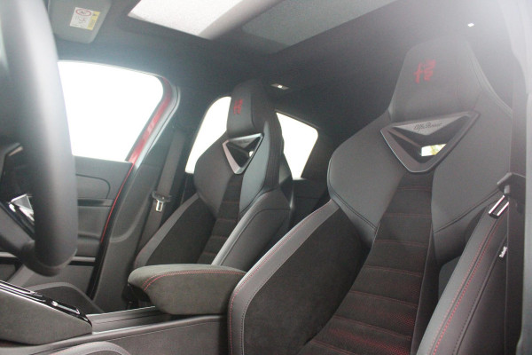 Alfa Romeo junior 1.2 Turbo 136PK Hybrid IBRIDA SPECIALE | PANORAMISCH SCHUIF/KANTEL DAK | SPORT PACK: SABELT SPORT STOELEN/ALCANTARA STUURWIEL | TECHNO PACK: LED MATRIX KOPLAMPEN/DRAADLOZE TELEFOONLADER/ACHTERUITRIJ CAMERA | VERWARMBARE VOORRUIT | 18" LICHTMETALEN VELGEN "PETALI" | DRAADLOZE APPLE CARPLAY/ANDROID AUTO | BRERA RED MET ZWART DAK | NAVIGATIE | STOEL VERWARMING | DODEHOEK DETECTIE | ELEKTRISCH BEDIENBARE ACHTERKLEP | KEYLESS ENTRY/START | ADAPTIVE CRUISE CONTROL |