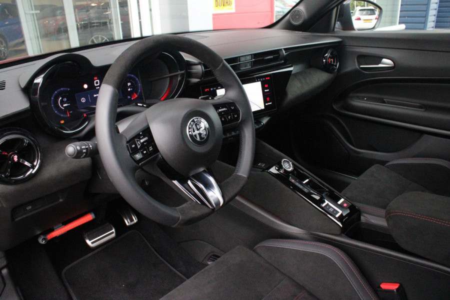 Alfa Romeo junior 1.2 Turbo 136PK Hybrid IBRIDA SPECIALE | PANORAMISCH SCHUIF/KANTEL DAK | SPORT PACK: SABELT SPORT STOELEN/ALCANTARA STUURWIEL | TECHNO PACK: LED MATRIX KOPLAMPEN/DRAADLOZE TELEFOONLADER/ACHTERUITRIJ CAMERA | VERWARMBARE VOORRUIT | 18" LICHTMETALEN VELGEN "PETALI" | DRAADLOZE APPLE CARPLAY/ANDROID AUTO | BRERA RED MET ZWART DAK | NAVIGATIE | STOEL VERWARMING | DODEHOEK DETECTIE | ELEKTRISCH BEDIENBARE ACHTERKLEP | KEYLESS ENTRY/START | ADAPTIVE CRUISE CONTROL |