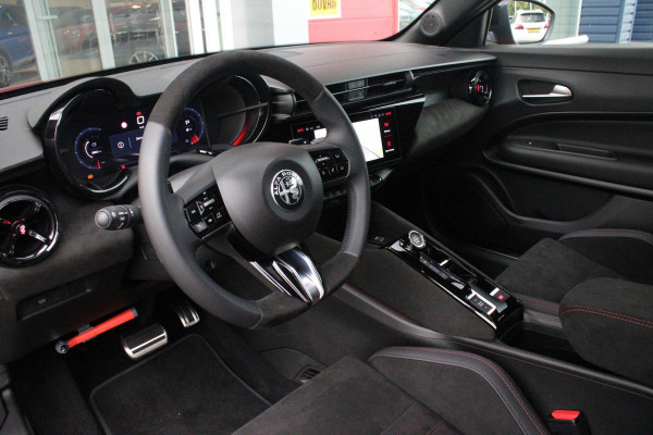 Alfa Romeo junior 1.2 Turbo 136PK Hybrid IBRIDA SPECIALE | PANORAMISCH SCHUIF/KANTEL DAK | SPORT PACK: SABELT SPORT STOELEN/ALCANTARA STUURWIEL | TECHNO PACK: LED MATRIX KOPLAMPEN/DRAADLOZE TELEFOONLADER/ACHTERUITRIJ CAMERA | VERWARMBARE VOORRUIT | 18" LICHTMETALEN VELGEN "PETALI" | DRAADLOZE APPLE CARPLAY/ANDROID AUTO | BRERA RED MET ZWART DAK | NAVIGATIE | STOEL VERWARMING | DODEHOEK DETECTIE | ELEKTRISCH BEDIENBARE ACHTERKLEP | KEYLESS ENTRY/START | ADAPTIVE CRUISE CONTROL |