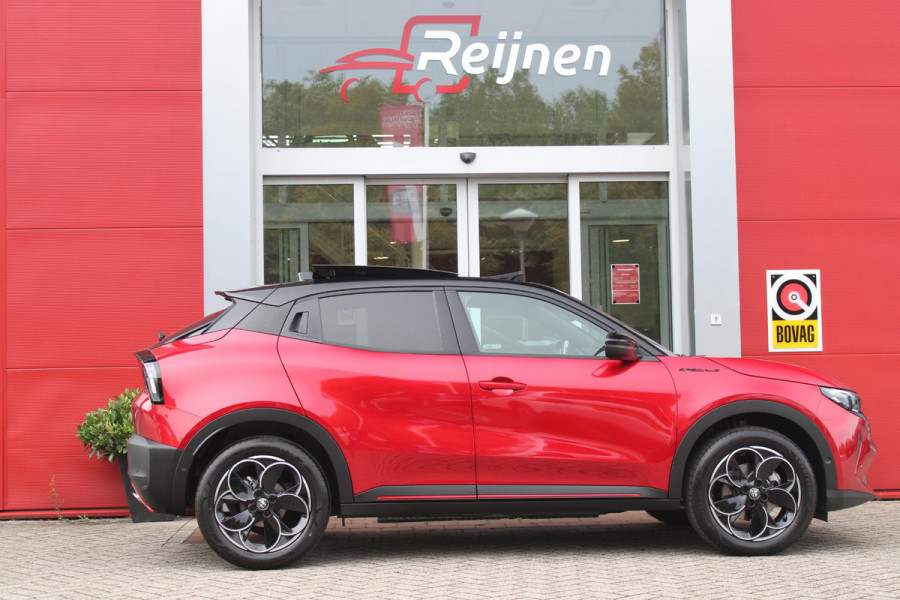 Alfa Romeo junior 1.2 Turbo 136PK Hybrid IBRIDA SPECIALE | PANORAMISCH SCHUIF/KANTEL DAK | SPORT PACK: SABELT SPORT STOELEN/ALCANTARA STUURWIEL | TECHNO PACK: LED MATRIX KOPLAMPEN/DRAADLOZE TELEFOONLADER/ACHTERUITRIJ CAMERA | VERWARMBARE VOORRUIT | 18" LICHTMETALEN VELGEN "PETALI" | DRAADLOZE APPLE CARPLAY/ANDROID AUTO | BRERA RED MET ZWART DAK | NAVIGATIE | STOEL VERWARMING | DODEHOEK DETECTIE | ELEKTRISCH BEDIENBARE ACHTERKLEP | KEYLESS ENTRY/START | ADAPTIVE CRUISE CONTROL |
