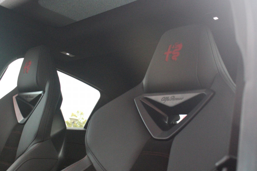 Alfa Romeo junior 1.2 Turbo 136PK Hybrid IBRIDA SPECIALE | PANORAMISCH SCHUIF/KANTEL DAK | SPORT PACK: SABELT SPORT STOELEN/ALCANTARA STUURWIEL | TECHNO PACK: LED MATRIX KOPLAMPEN/DRAADLOZE TELEFOONLADER/ACHTERUITRIJ CAMERA | VERWARMBARE VOORRUIT | 18" LICHTMETALEN VELGEN "PETALI" | DRAADLOZE APPLE CARPLAY/ANDROID AUTO | BRERA RED MET ZWART DAK | NAVIGATIE | STOEL VERWARMING | DODEHOEK DETECTIE | ELEKTRISCH BEDIENBARE ACHTERKLEP | KEYLESS ENTRY/START | ADAPTIVE CRUISE CONTROL |