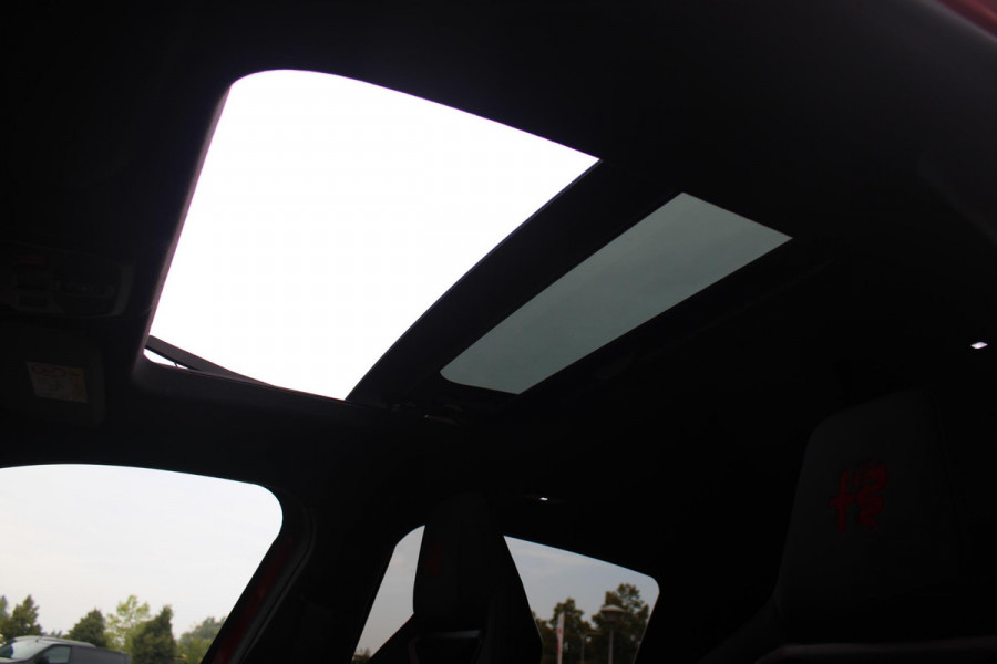 Alfa Romeo junior 1.2 Turbo 136PK Hybrid IBRIDA SPECIALE | PANORAMISCH SCHUIF/KANTEL DAK | SPORT PACK: SABELT SPORT STOELEN/ALCANTARA STUURWIEL | TECHNO PACK: LED MATRIX KOPLAMPEN/DRAADLOZE TELEFOONLADER/ACHTERUITRIJ CAMERA | VERWARMBARE VOORRUIT | 18" LICHTMETALEN VELGEN "PETALI" | DRAADLOZE APPLE CARPLAY/ANDROID AUTO | BRERA RED MET ZWART DAK | NAVIGATIE | STOEL VERWARMING | DODEHOEK DETECTIE | ELEKTRISCH BEDIENBARE ACHTERKLEP | KEYLESS ENTRY/START | ADAPTIVE CRUISE CONTROL |