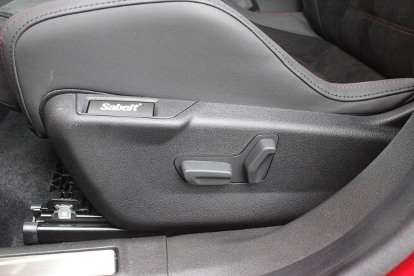 Alfa Romeo junior 1.2 Turbo 136PK Hybrid IBRIDA SPECIALE | PANORAMISCH SCHUIF/KANTEL DAK | SPORT PACK: SABELT SPORT STOELEN/ALCANTARA STUURWIEL | TECHNO PACK: LED MATRIX KOPLAMPEN/DRAADLOZE TELEFOONLADER/ACHTERUITRIJ CAMERA | VERWARMBARE VOORRUIT | 18" LICHTMETALEN VELGEN "PETALI" | DRAADLOZE APPLE CARPLAY/ANDROID AUTO | BRERA RED MET ZWART DAK | NAVIGATIE | STOEL VERWARMING | DODEHOEK DETECTIE | ELEKTRISCH BEDIENBARE ACHTERKLEP | KEYLESS ENTRY/START | ADAPTIVE CRUISE CONTROL |