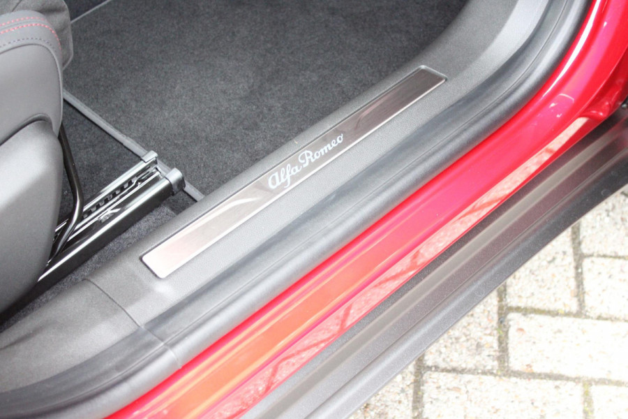 Alfa Romeo junior 1.2 Turbo 136PK Hybrid IBRIDA SPECIALE | PANORAMISCH SCHUIF/KANTEL DAK | SPORT PACK: SABELT SPORT STOELEN/ALCANTARA STUURWIEL | TECHNO PACK: LED MATRIX KOPLAMPEN/DRAADLOZE TELEFOONLADER/ACHTERUITRIJ CAMERA | VERWARMBARE VOORRUIT | 18" LICHTMETALEN VELGEN "PETALI" | DRAADLOZE APPLE CARPLAY/ANDROID AUTO | BRERA RED MET ZWART DAK | NAVIGATIE | STOEL VERWARMING | DODEHOEK DETECTIE | ELEKTRISCH BEDIENBARE ACHTERKLEP | KEYLESS ENTRY/START | ADAPTIVE CRUISE CONTROL |