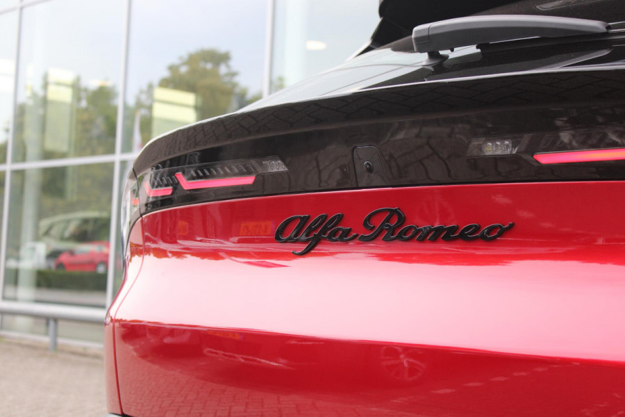 Alfa Romeo junior 1.2 Turbo 136PK Hybrid IBRIDA SPECIALE | PANORAMISCH SCHUIF/KANTEL DAK | SPORT PACK: SABELT SPORT STOELEN/ALCANTARA STUURWIEL | TECHNO PACK: LED MATRIX KOPLAMPEN/DRAADLOZE TELEFOONLADER/ACHTERUITRIJ CAMERA | VERWARMBARE VOORRUIT | 18" LICHTMETALEN VELGEN "PETALI" | DRAADLOZE APPLE CARPLAY/ANDROID AUTO | BRERA RED MET ZWART DAK | NAVIGATIE | STOEL VERWARMING | DODEHOEK DETECTIE | ELEKTRISCH BEDIENBARE ACHTERKLEP | KEYLESS ENTRY/START | ADAPTIVE CRUISE CONTROL |