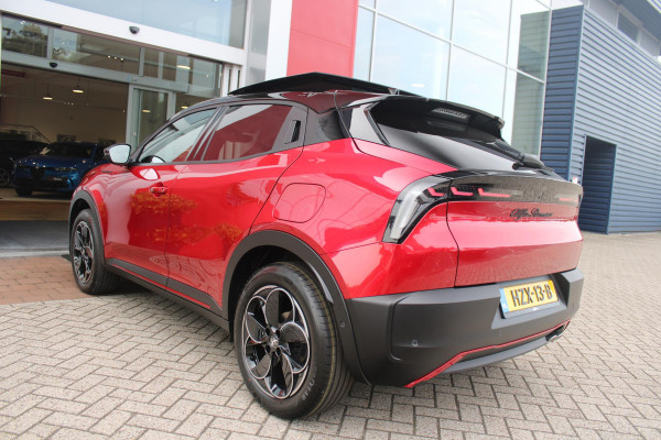 Alfa Romeo junior 1.2 Turbo 136PK Hybrid IBRIDA SPECIALE | PANORAMISCH SCHUIF/KANTEL DAK | SPORT PACK: SABELT SPORT STOELEN/ALCANTARA STUURWIEL | TECHNO PACK: LED MATRIX KOPLAMPEN/DRAADLOZE TELEFOONLADER/ACHTERUITRIJ CAMERA | VERWARMBARE VOORRUIT | 18" LICHTMETALEN VELGEN "PETALI" | DRAADLOZE APPLE CARPLAY/ANDROID AUTO | BRERA RED MET ZWART DAK | NAVIGATIE | STOEL VERWARMING | DODEHOEK DETECTIE | ELEKTRISCH BEDIENBARE ACHTERKLEP | KEYLESS ENTRY/START | ADAPTIVE CRUISE CONTROL |