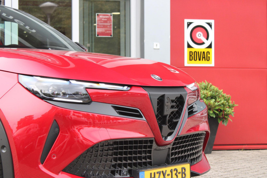 Alfa Romeo junior 1.2 Turbo 136PK Hybrid IBRIDA SPECIALE | PANORAMISCH SCHUIF/KANTEL DAK | SPORT PACK: SABELT SPORT STOELEN/ALCANTARA STUURWIEL | TECHNO PACK: LED MATRIX KOPLAMPEN/DRAADLOZE TELEFOONLADER/ACHTERUITRIJ CAMERA | VERWARMBARE VOORRUIT | 18" LICHTMETALEN VELGEN "PETALI" | DRAADLOZE APPLE CARPLAY/ANDROID AUTO | BRERA RED MET ZWART DAK | NAVIGATIE | STOEL VERWARMING | DODEHOEK DETECTIE | ELEKTRISCH BEDIENBARE ACHTERKLEP | KEYLESS ENTRY/START | ADAPTIVE CRUISE CONTROL |