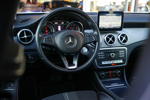 Mercedes-Benz GLA 180 Sport Edition Panoramadak Airco Stoelverw. PDC