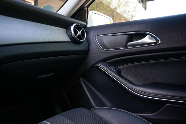 Mercedes-Benz GLA 180 Sport Edition Panoramadak Airco Stoelverw. PDC