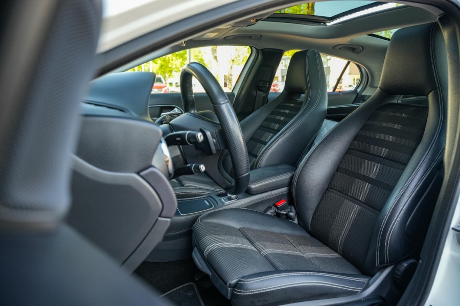 Mercedes-Benz GLA 180 Sport Edition Panoramadak Airco Stoelverw. PDC