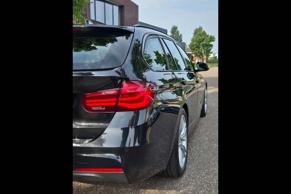 BMW 3 Serie Touring M Sport EX BTW Apple CarPlay Trekhaak Zwart LED Evo GR Navi 2e eigenaar Breedset M Velgen Garantie