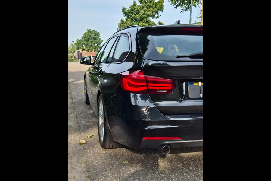 BMW 3 Serie Touring M Sport EX BTW Apple CarPlay Trekhaak Zwart LED Evo GR Navi 2e eigenaar Breedset M Velgen Garantie