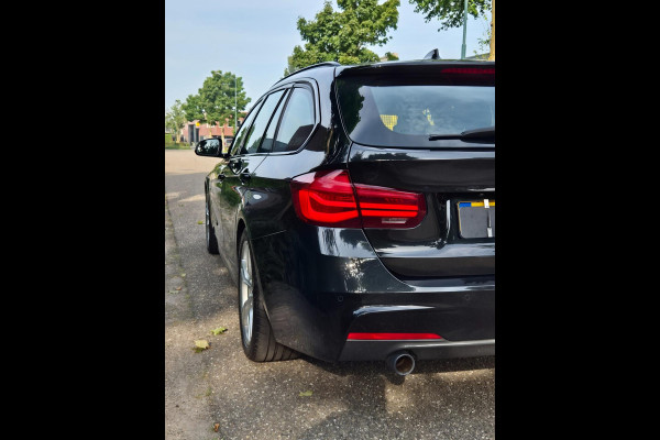 BMW 3 Serie Touring M Sport EX BTW Apple CarPlay Trekhaak Zwart LED Evo GR Navi 2e eigenaar Breedset M Velgen Garantie