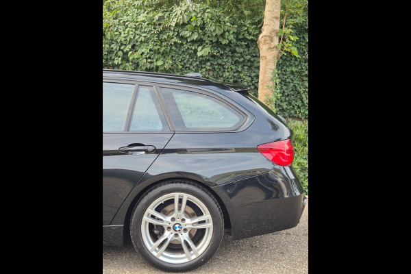 BMW 3 Serie Touring M Sport EX BTW Apple CarPlay Trekhaak Zwart LED Evo GR Navi 2e eigenaar Breedset M Velgen Garantie