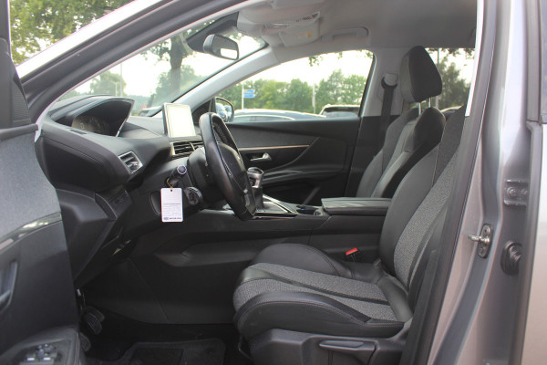 Peugeot 3008 1.2 PureTech Allure / Nieuwe distr.riem! / Trekhaak / Camera / Navigatie / 19'' / Keyless / Half leder / Dodehoek / DAB / Cruise Control
