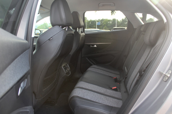 Peugeot 3008 1.2 PureTech Allure / Nieuwe distr.riem! / Trekhaak / Camera / Navigatie / 19'' / Keyless / Half leder / Dodehoek / DAB / Cruise Control
