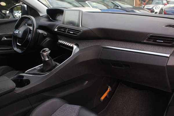 Peugeot 3008 1.2 PureTech Allure / Nieuwe distr.riem! / Trekhaak / Camera / Navigatie / 19'' / Keyless / Half leder / Dodehoek / DAB / Cruise Control