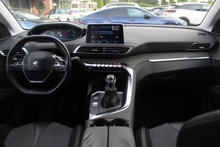 Peugeot 3008 1.2 PureTech Allure / Nieuwe distr.riem! / Trekhaak / Camera / Navigatie / 19'' / Keyless / Half leder / Dodehoek / DAB / Cruise Control
