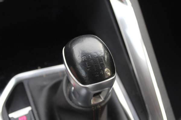 Peugeot 3008 1.2 PureTech Allure / Nieuwe distr.riem! / Trekhaak / Camera / Navigatie / 19'' / Keyless / Half leder / Dodehoek / DAB / Cruise Control